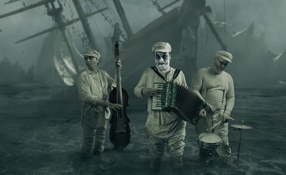 Tiger Lillies_06_In the surf©Mark Holthusen