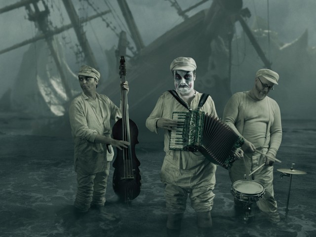«Οι άνθρωποι που τους αρέσουν οι Tiger Lillies σε όλο τον κόσμο, όλοι μισούν τις κυβερνήσεις τους»