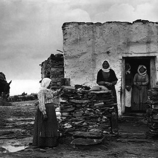 Ο Σπύρος Καρυδάκης μας μιλά για ένα κάστρο γεμάτο με γυναίκες