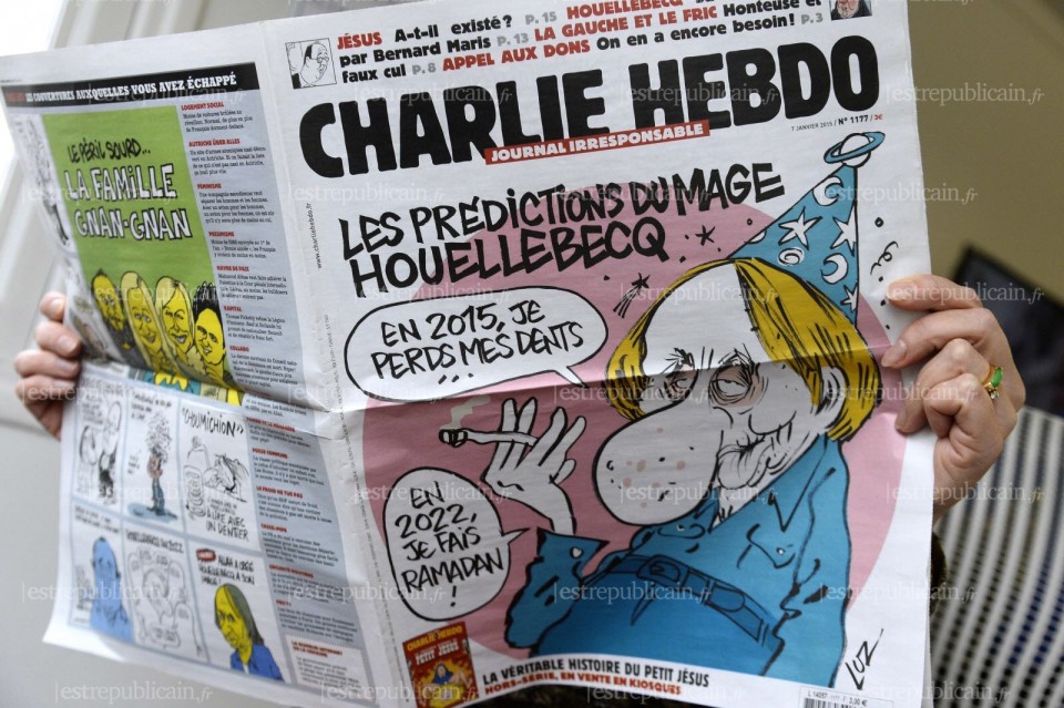 charlie-hebdo-a-fait-la-une-de-son-dernier-numero-paru-ce-mercredi-avec-quot-les-predictions-du-mage-houellebecq-en-2015-je-perds-mes-dents-en-2022-je-fais-ramadan-quot-photo-afp-bertrand-guay