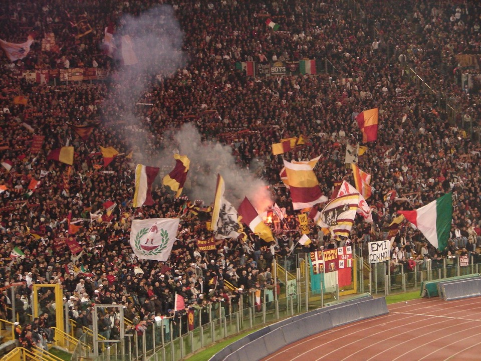 Οπαδοί Ultras της Roma στο πέταλο Curva Sud