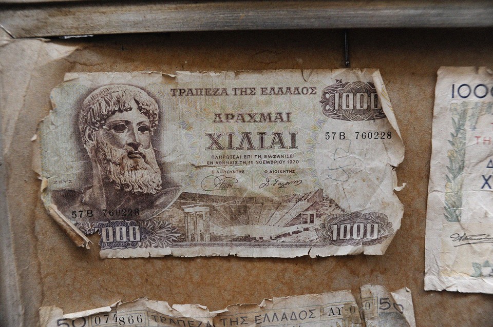 Βρήκαμε και ένα χιλιάρικο σε μια αντικερί. Σύμφωνα με το ρεπορτάζ εκεί θα παραμείνει. 