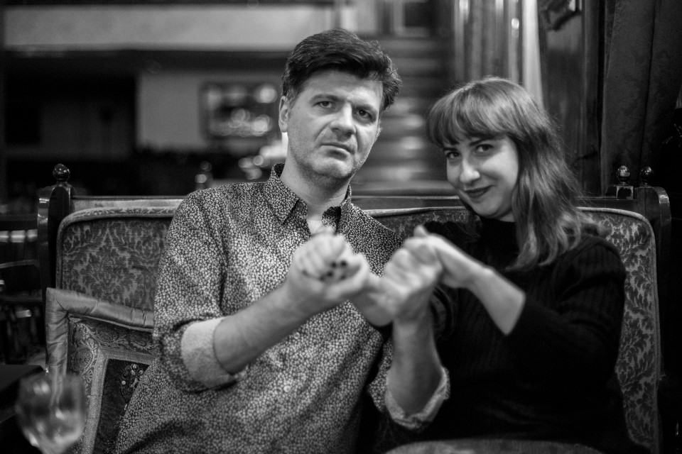 Ο Φοίβος με τη συντάκτρια της Popaganda Λίνα Ρόκου