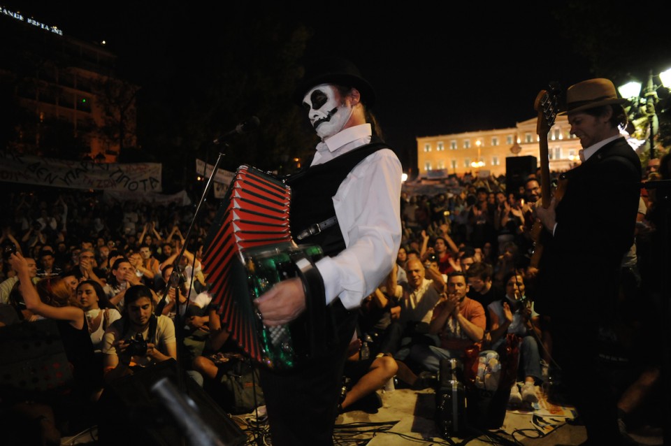 Οι Tiger Lillies κατά την διάρκεια συναυλίας που έδωσε στους "αγανακτισμένους" της πλατείας Συντάγματος, μετά το τέλος των κινητοποιήσεων ενάντια στην ψήφιση του μεσοπρόθεσμου οικονομικού προγράμματος της κυβέρνησης του Γ. Παπανδρέου