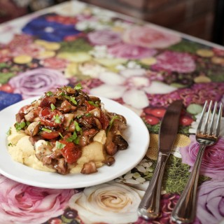 Ένας κήπος στη Θεσσαλονίκη με vintage έπιπλα και βουβαλίσιο καβουρμά