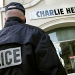 Παραδόθηκε ένας από τους δράστες της χθεσινής δολοφονικής επίθεσης στο Charlie Hebdo