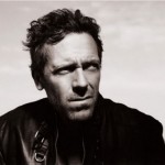 O Hugh Laurie μοιράζει τα συγχαρήκια του στον ΣΥΡΙΖΑ