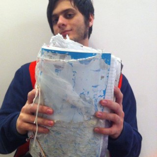 O Aντώνης Κωνσταντάρας προσφέρει 150 εκατομμύρια ευρώ στον επόμενο editor του Black Book of Blackness με τον όρο να μεταμορφωθεί σε Teletubby