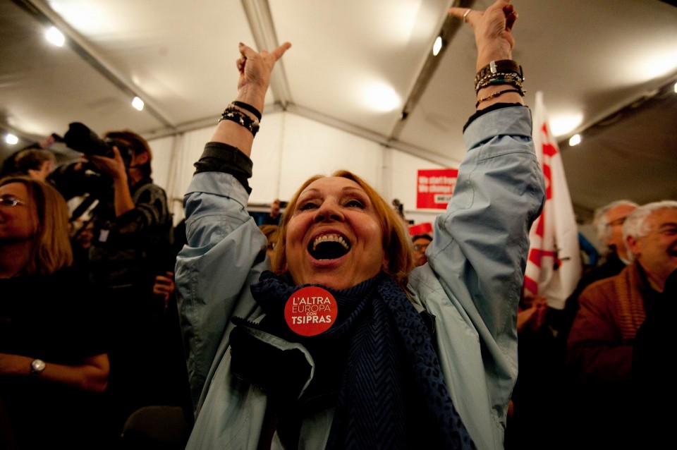 Πανηγυρισμοί των υποστηρικτών του ΣΥΡΙΖΑ στο εκλογικό κέντρο στην πλατεία Κλαυθμώνος. φωτό: Αγγελος Χριστοφιλόπουλος