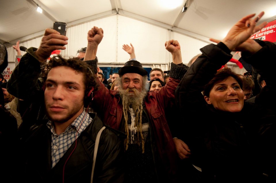 Πανηγυρισμοί των υποστηρικτών του ΣΥΡΙΖΑ στο εκλογικό κέντρο στην πλατεία Κλαυθμώνος. φωτό: Αγγελος Χριστοφιλόπουλος