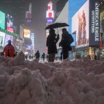 Οι νεοϋορκέζοι φωτογραφίζουν την (χιονισμένη) πόλη τους.