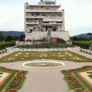 Το left.gr τρολάρει τις φήμες για μετακόμιση του Τσίπρα στο Ψυχικό