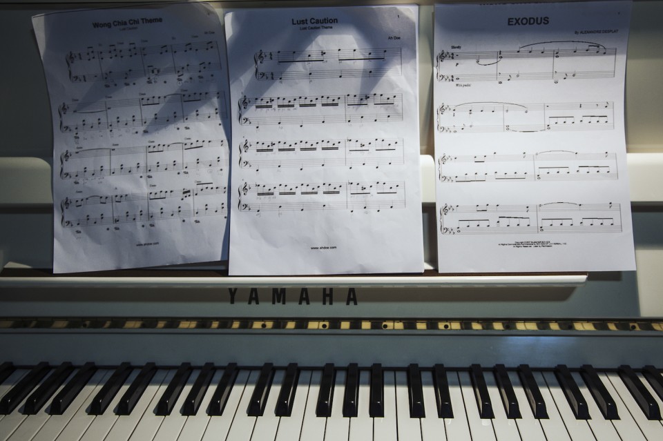 Παρτιτούρες στο λευκό πιάνο-δωρεά της Χαρούλας Αλεξίου