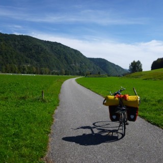 Πως είναι να γυρίζεις την Ευρώπη με ωτοστόπ και ένα ποδήλατο;