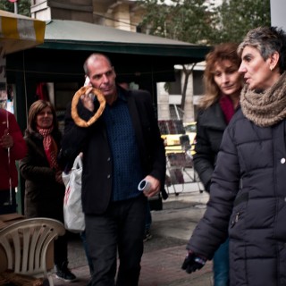 Ω, θεοί! Ο Γιάνης Βαρουφάκης τρώει ένα κουλούρι