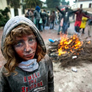 Στο Γαλαξίδι γιόρτασαν την Καθαρά Δευτέρα παίζοντας αλευροπόλεμο