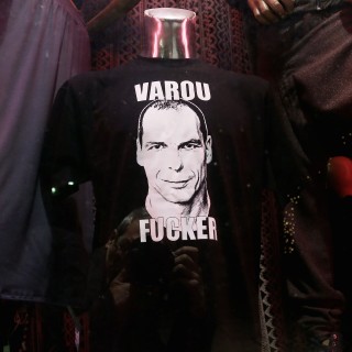 Ο Βαρουφάκης σε t-shirt και μερικά ψητά αρνιά