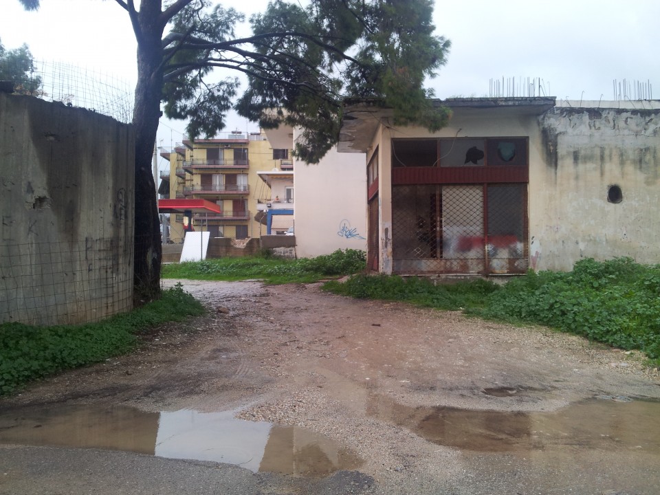 Χώρος πίσω από το εκκλησάκι των Αγίων Αναργύρων επί της Αγίου Δημητρίου, όπου τοξικομανείς παίρνουν τη δόση τους.