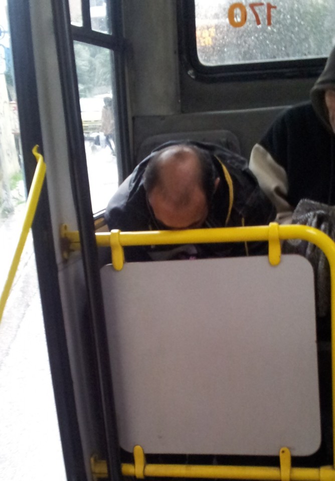 Τοξικομανής «κόβει» την κοκαΐνη μέσα στο λεωφορείο. 