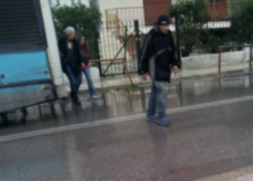 Χρήστες που μόλις έχουν αποβιβαστεί από το λεωφορείο και κατευθύνονται προς την οδό Αθανασίου Μπόσδα.