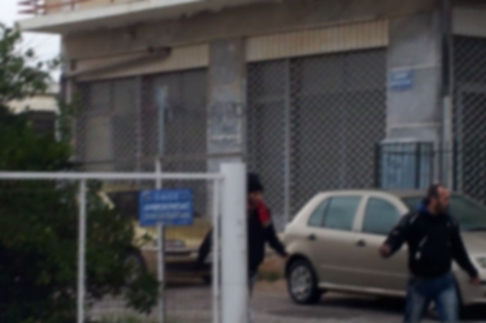 Τοξικομανείς στη λεωφόρο Δημοκρατίας. Μόλις έχουν αγοράσει ουσίες.