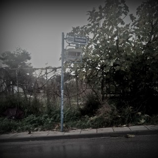 Θα σας πω μια ιστορία που έχει κακούς και θύματα. Θα σας πω μια ιστορία για το Μενίδι και τα ναρκωτικά.