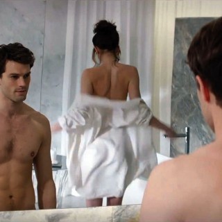 Νέα γυναίκα, βλέπει τις «50 Αποχρώσεις του Γκρι» μόνη της και βγάζει συμπεράσματα.