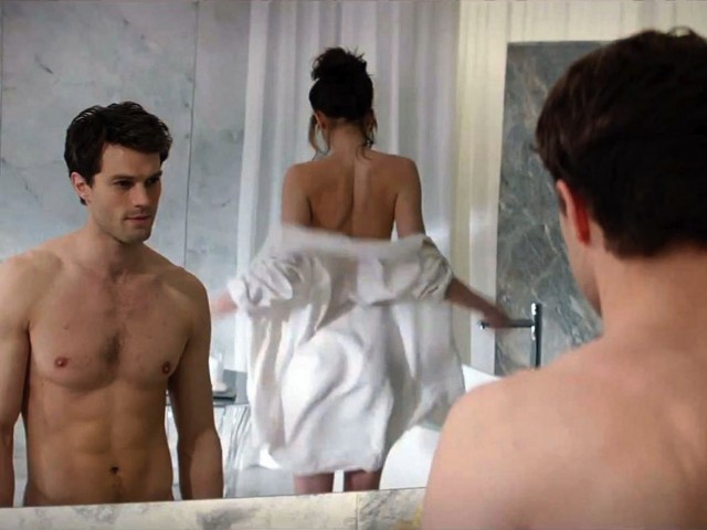 Νέα γυναίκα, βλέπει τις «50 Αποχρώσεις του Γκρι» μόνη της και βγάζει συμπεράσματα.