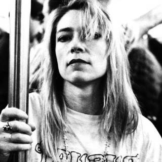 Η Kim Gordon “αδειάζει” την Courtney Love