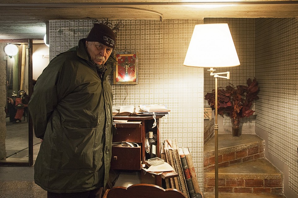 Στο κοινό της ανάγνωσης του  Αίαντα ήταν και ο Λάκης Παπαστάθης. Πίσω του βρίσκεται ένα μέρος από το σκηνικό του Φαέθοντα του Δημητριάδη που μόλις έκανε πρεμιέρα  στο θέατρο. 