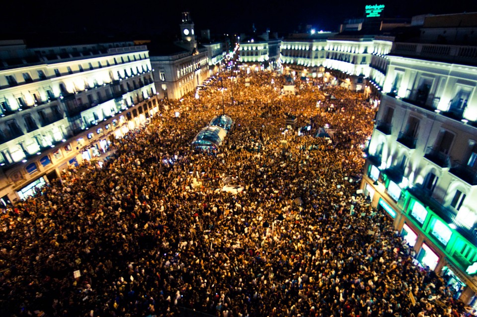 Η πλατεία Puerta del Sol της Μαδρίτης κατακλυσμένη από τους αγανακτισμένους