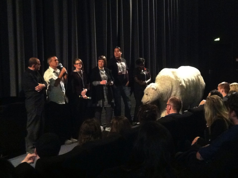 Πρωταγωνίστρια μιας απ' τις αμέτρητες φάρσες τους, η Πολική Αρκούδα των The Yes Men πρωταγωνίστησε και στο Q&A της ταινίας.