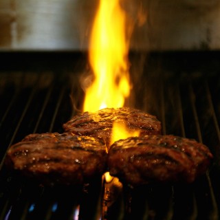 H BarBara Que είναι η μάγισσα που ανεβάζει την Αθήνα στα Βριλήσσια για black angus burgers.