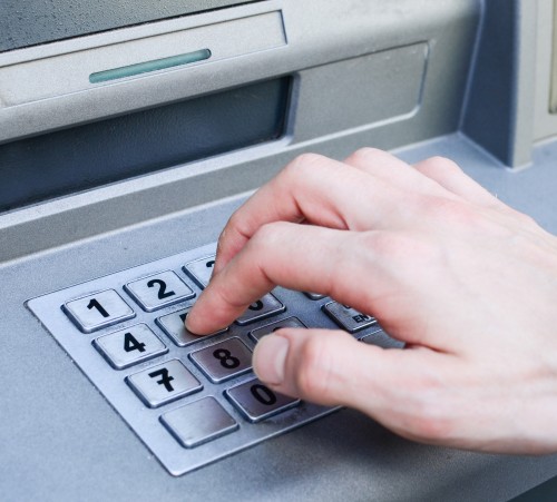 Σπείρα χάκερ έκλεψε 1 δισ. ευρώ από τουλάχιστον 100 τράπεζες