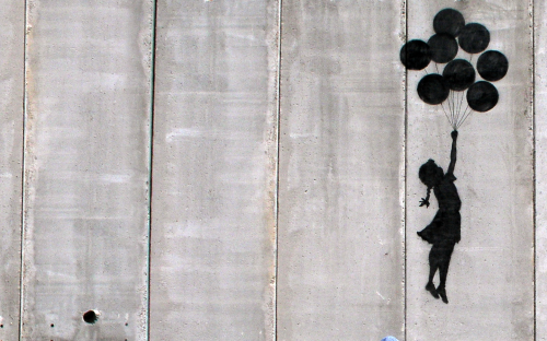 O Banksy μας ξεναγεί στη Λωρίδα της Γάζας