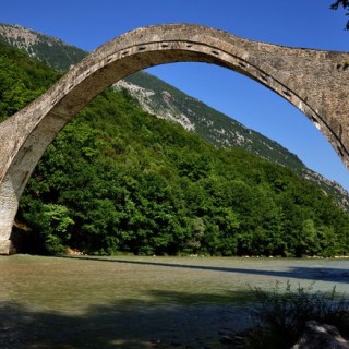 Κατέρρευσε το ιστορικό Γεφύρι της Πλάκας