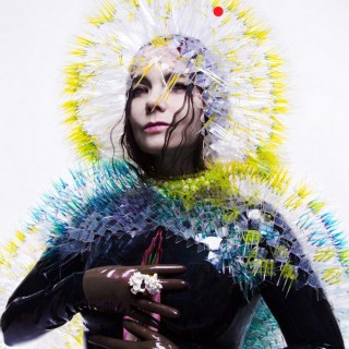 H Björk επέστρεψε. Χωρισμένη.