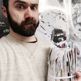 Ο Χάρης Αττώνης ηχογραφεί ένα τραγούδι όσο περιμένει με το Black Book of Blackness το τρένο