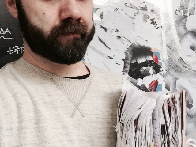 Ο Χάρης Αττώνης ηχογραφεί ένα τραγούδι όσο περιμένει με το Black Book of Blackness το τρένο