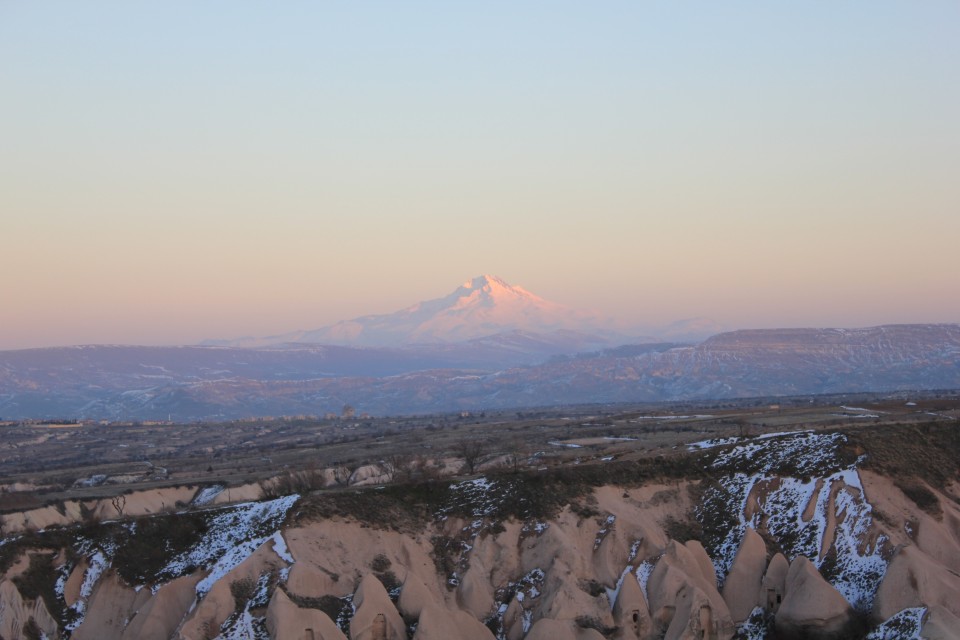 Στο βάθος ο Αργαίος.