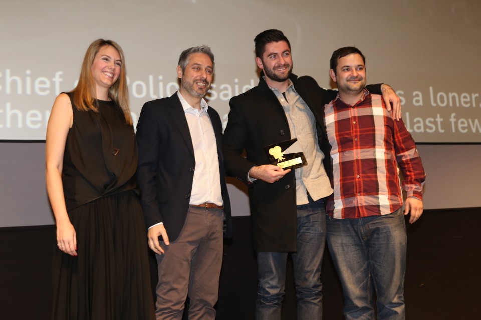 03_Βραβείο Κοινού Fischer_Βασιλεία Λυμπεροπούλου_Γιάννης Κατσούγκρης απονέμουν το βραβείο στους Dresscode