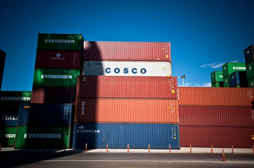 Η Κομισιόν ζητά νέα σύμβαση με την Cosco στον Πειραιά