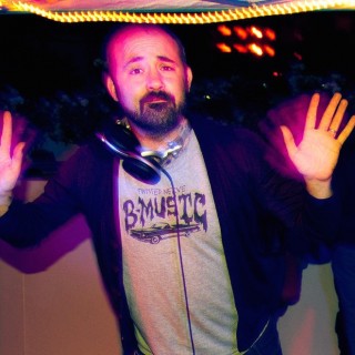 Ο Βρετανός DJ Andy Votel δεν μπορεί να σταματήσει να ψάχνει παλιά βινύλια