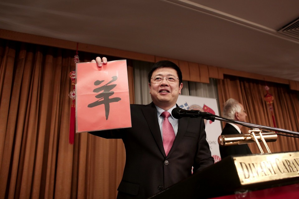 Ο πρέσβης της Κίνας μας επιδεικνύει ένα από 3.788.915.233 κινεζικά ιδεογράμματα