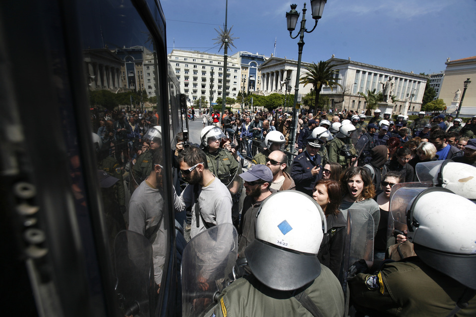 Γνώριμο σκηνικό συγκρούσεων στον τεταμένο αστικό ιστό της Αθήνας / Φωτογραφία: Αλέξανδρος Κατσής-FOSPHOTOS