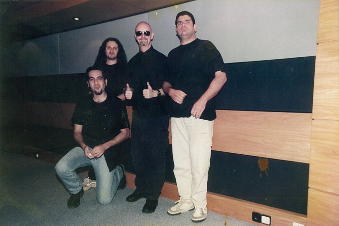 Χάκος Περβανίδης, Κώστας Χρονόπουλος και o εκλιπών Χάρης Ευκαρπίδης, μαζί με τον Rob Halford των Judas Priest που φοράει γυαλιά ηλίου και το βράδυ.