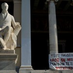 «Έξω τα ΜΑΤ από τις σχολές» – Μαζική συγκέντρωση φοιτητών στα Προπύλαια