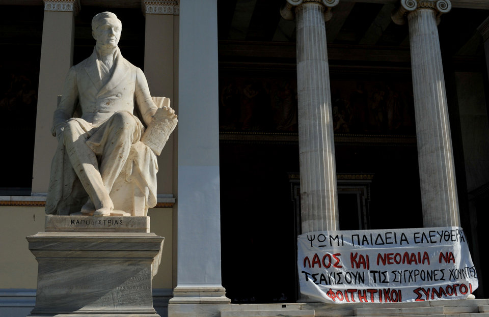 Άγαλμα του Καποδίστρια, θεμελιωτή της ελληνικής εκπαίδευσης, στα Προπύλαια