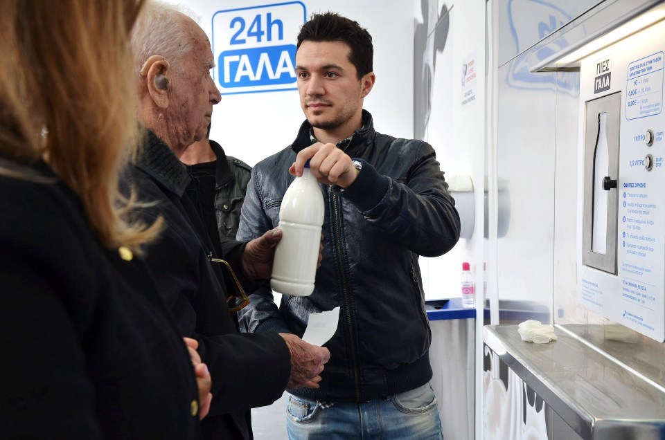 Ο Χρήστος Μάρας, υπάλληλος του Συνεταιρισμού ΠΙΕΣ ΓΑΛΑ, ενώ βοηθάει  τους καταναλωτές να εξοικειωθούν με τη χρήση του αυτόματου πωλητή γάλακτος  