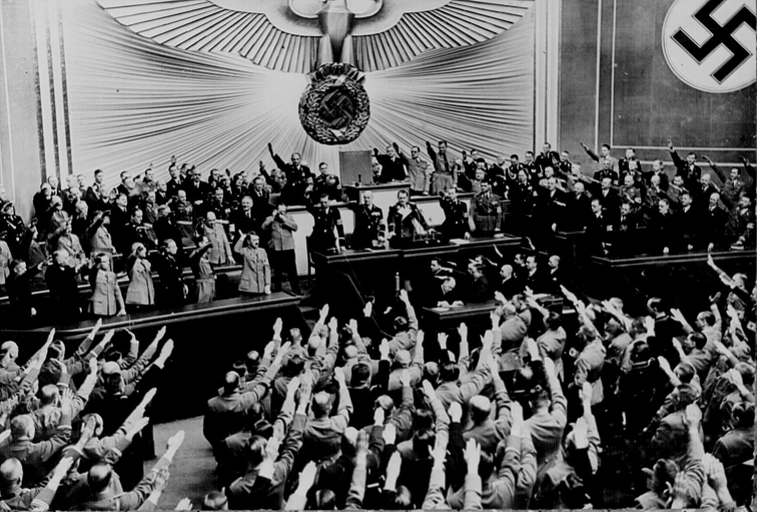 Ο Χίτλερ δέχεται τις επευφημίες του Reichstag μετά την ανακοίνωση της  «ειρηνικής» προσάρτησης - Anschluss - της Αυστρίας. 